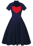 Zweifarbiges Kleid mit Herzausschnitt und Knopfakzent