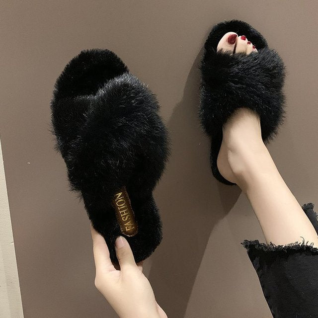 Sepatu sandal silang bulu fuzzy