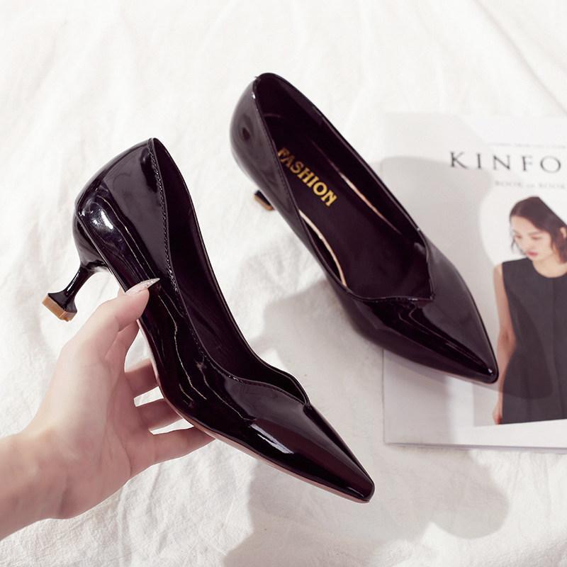 Kitten-Pumps mit eckigem Statement-Absatz