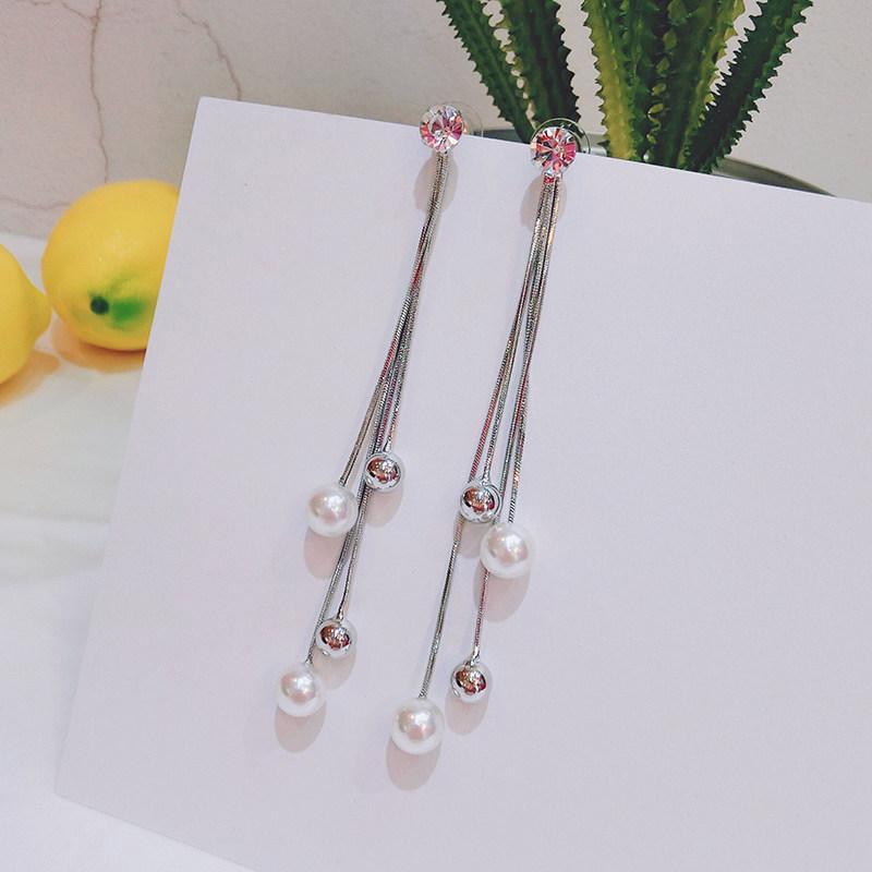 Aretes de perlas brillantes con triple borla